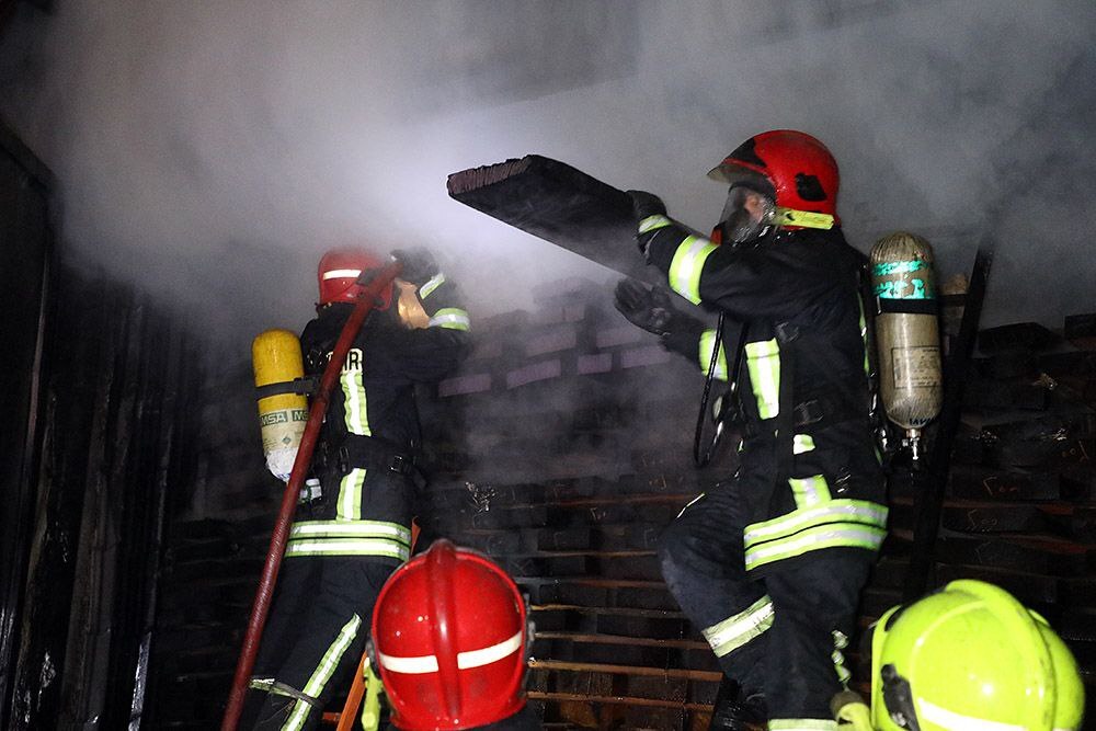 اطفای حریق  انبار بزرگ الوار درخیابان فدک مشهد + تصاویر