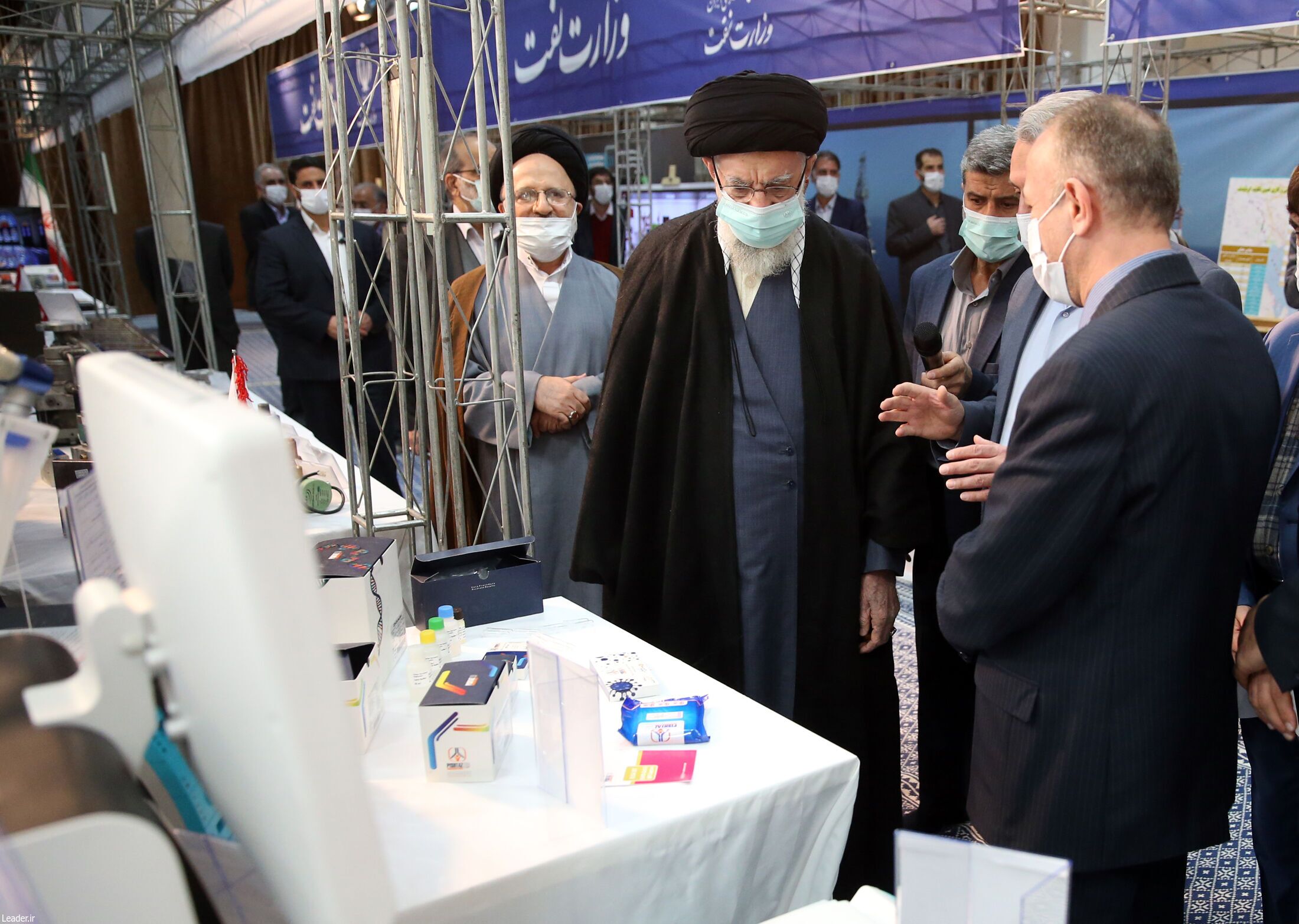 بازدید رهبر انقلاب از نمایشگاه توانمندیهای صنعتی+ عکس بازدید رهبر انقلاب از نمایشگاه توانمندیهای صنعتی+ عکس