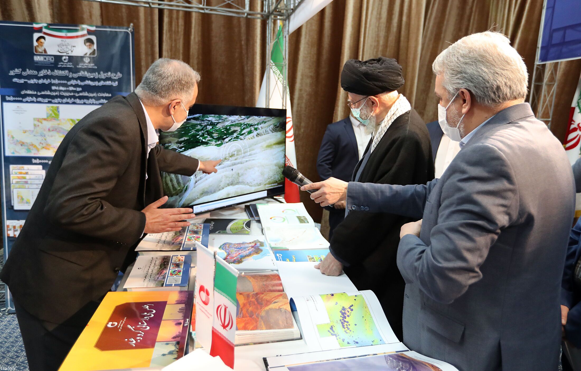 بازدید رهبر انقلاب از نمایشگاه توانمندیهای صنعتی+ عکس بازدید رهبر انقلاب از نمایشگاه توانمندیهای صنعتی+ عکس