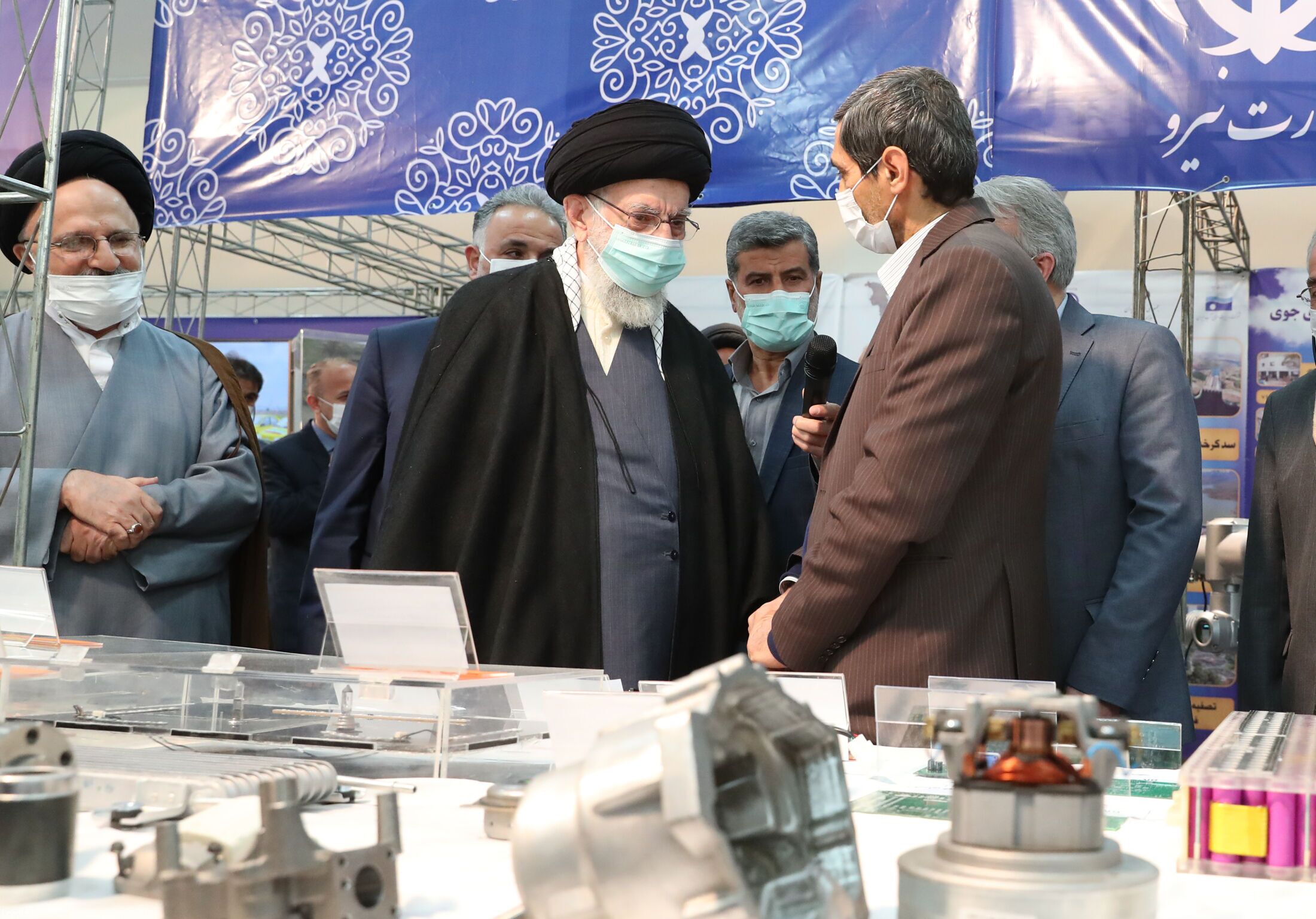 بازدید رهبر انقلاب از نمایشگاه توانمندیهای صنعتی+ عکس بازدید رهبر انقلاب از نمایشگاه توانمندیهای صنعتی+ عکس