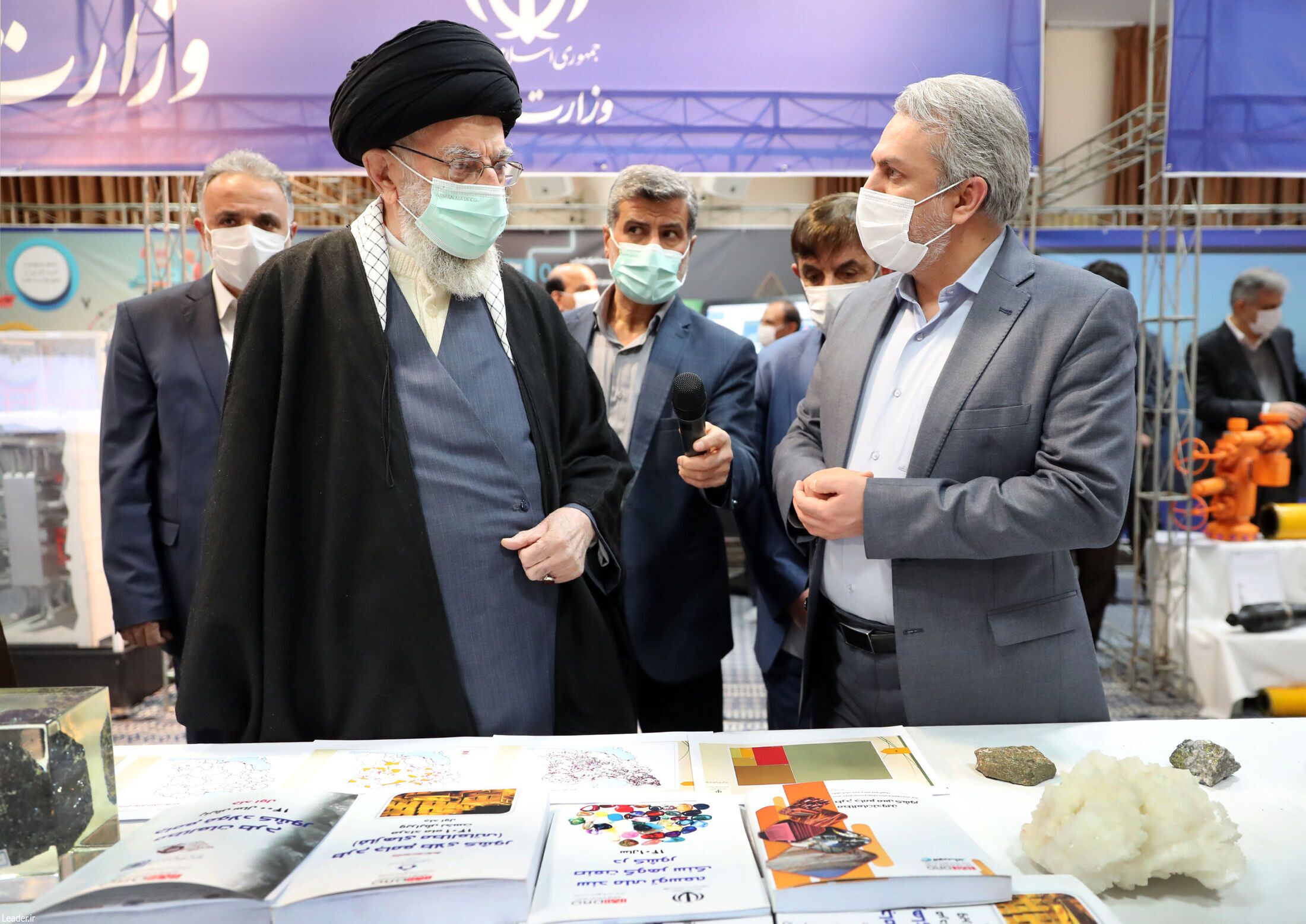بازدید رهبر انقلاب از نمایشگاه توانمندیهای صنعتی+ عکس بازدید رهبر انقلاب از نمایشگاه توانمندیهای صنعتی+ عکس