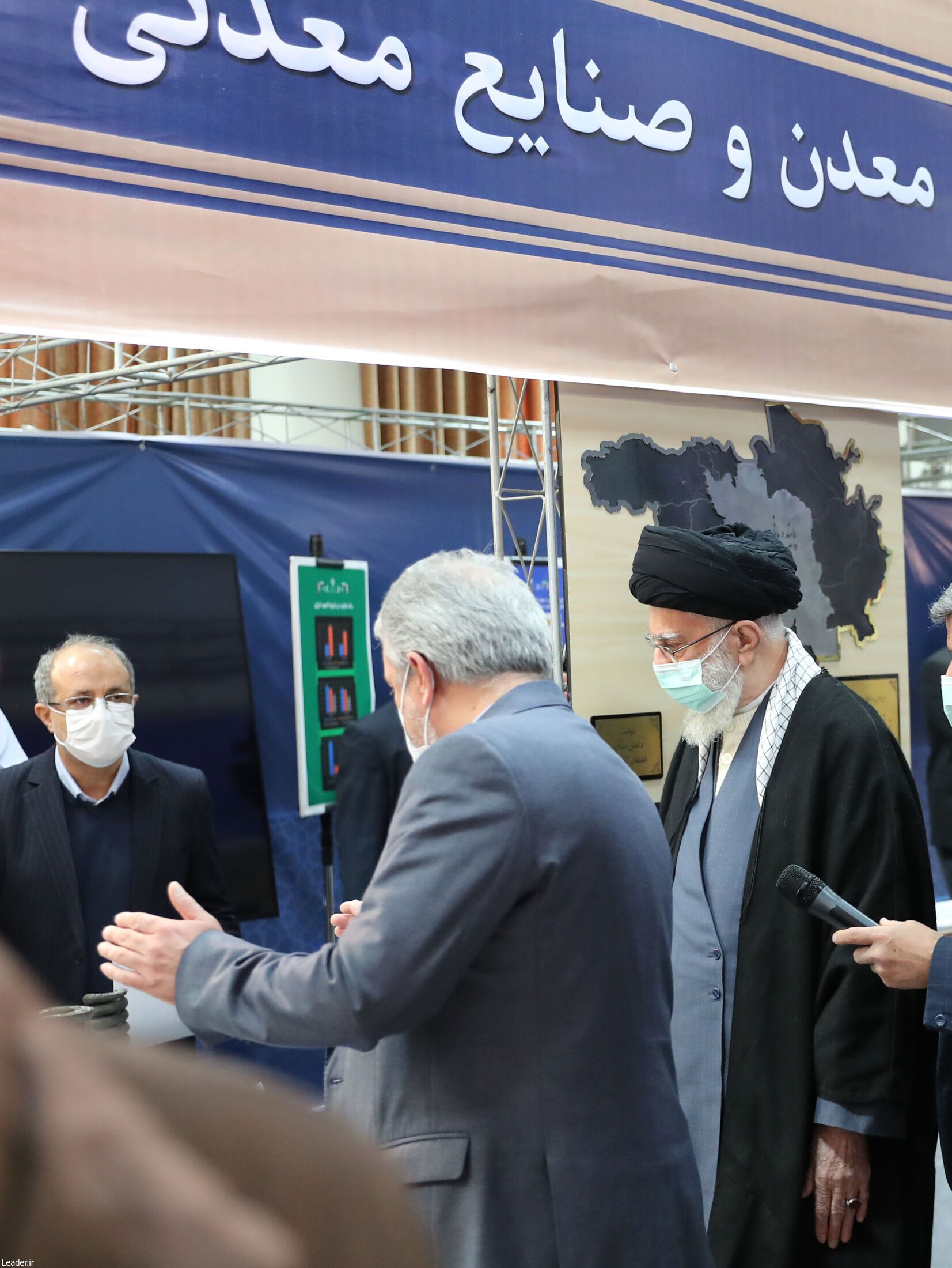 بازدید رهبر انقلاب از نمایشگاه توانمندیهای صنعتی+ عکس بازدید رهبر انقلاب از نمایشگاه توانمندیهای صنعتی+ عکس