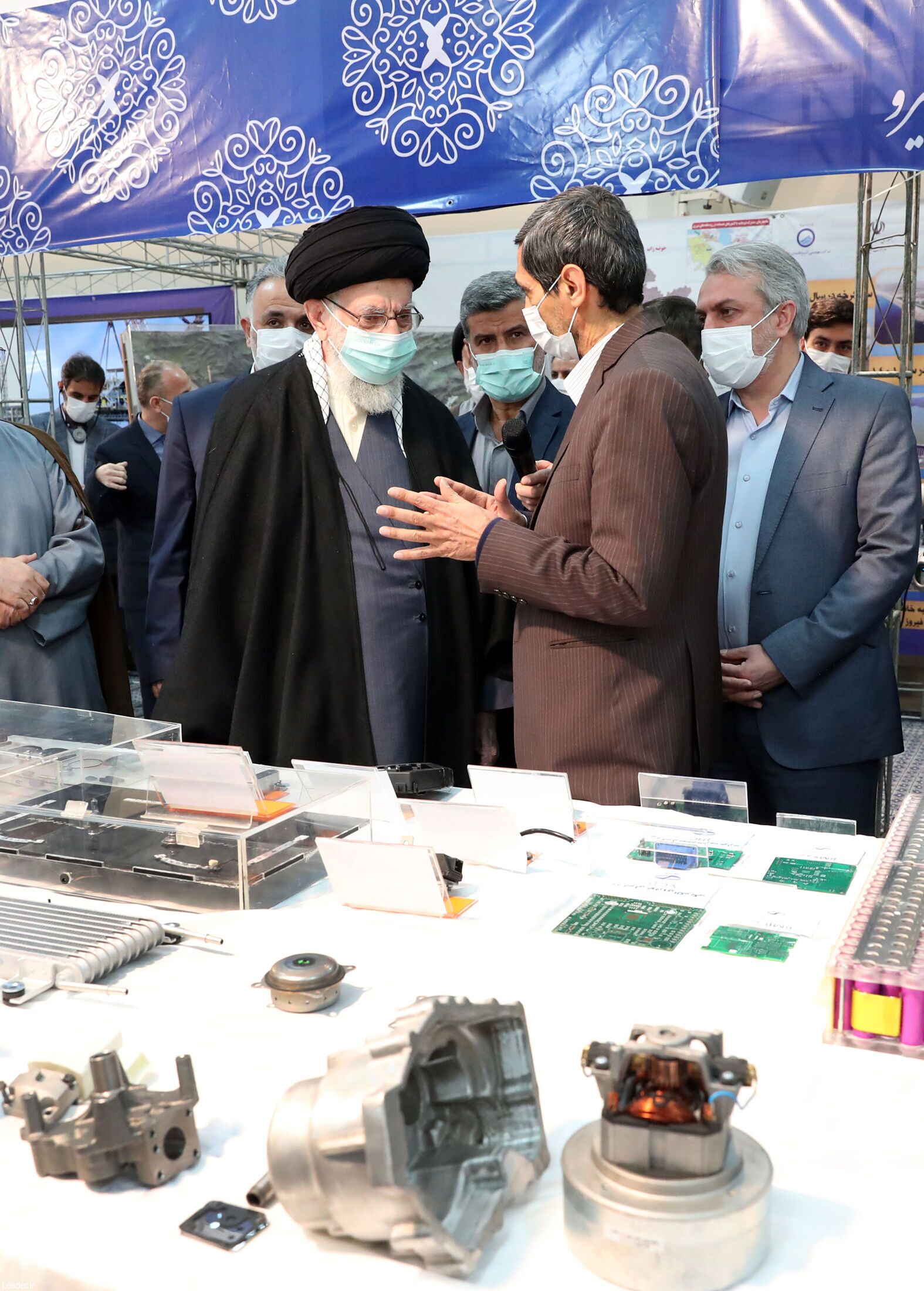 بازدید رهبر انقلاب از نمایشگاه توانمندیهای صنعتی+ عکس بازدید رهبر انقلاب از نمایشگاه توانمندیهای صنعتی+ عکس
