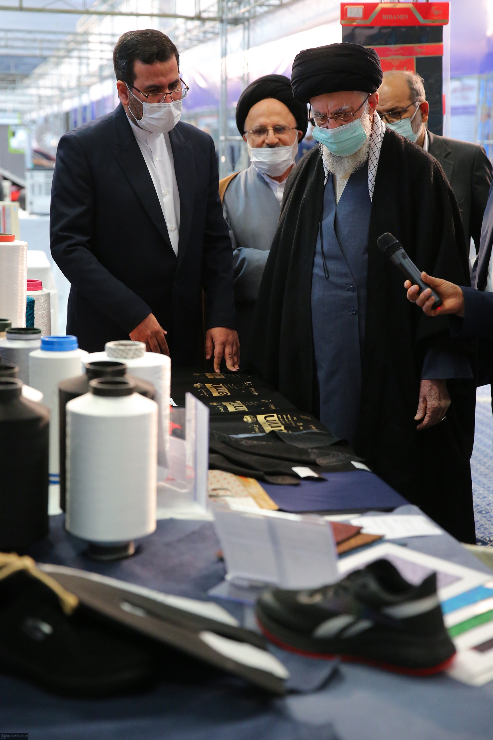بازدید رهبر انقلاب از نمایشگاه توانمندیهای صنعتی+ عکس بازدید رهبر انقلاب از نمایشگاه توانمندیهای صنعتی+ عکس