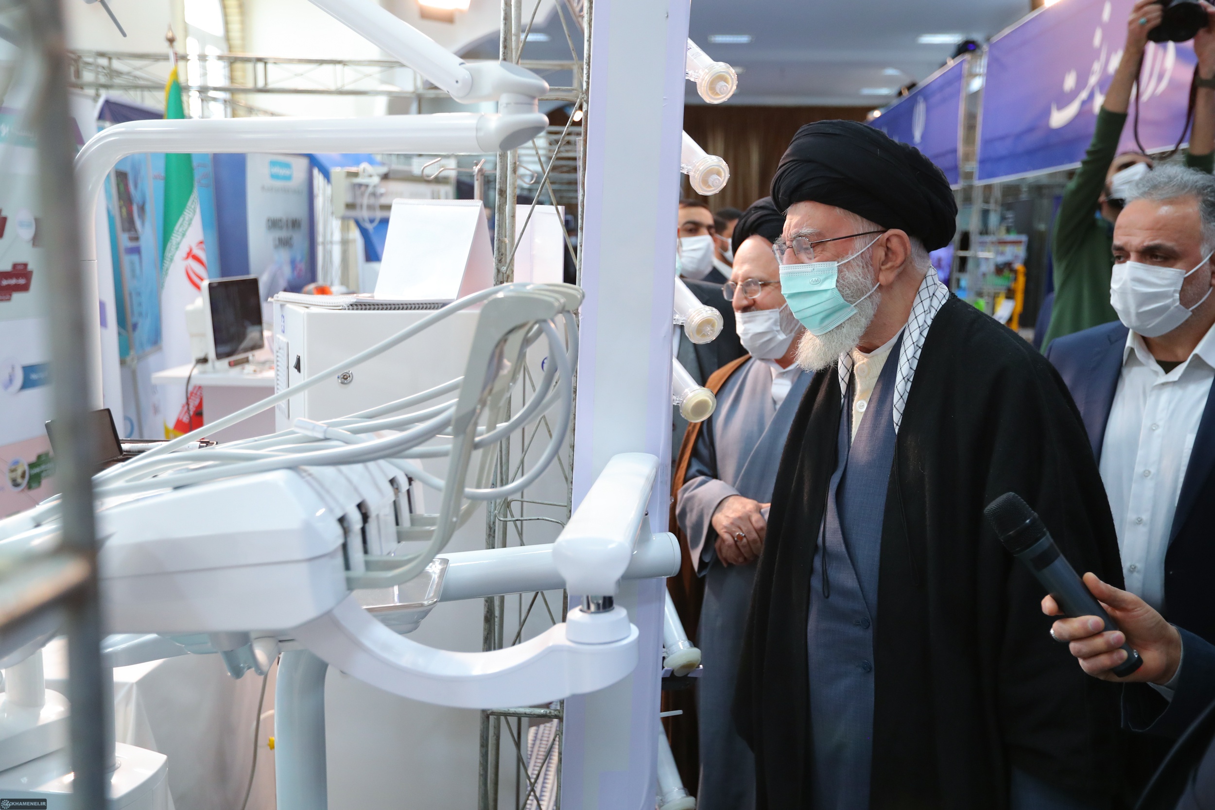 بازدید رهبر انقلاب از نمایشگاه توانمندیهای صنعتی+ عکس بازدید رهبر انقلاب از نمایشگاه توانمندیهای صنعتی+ عکس