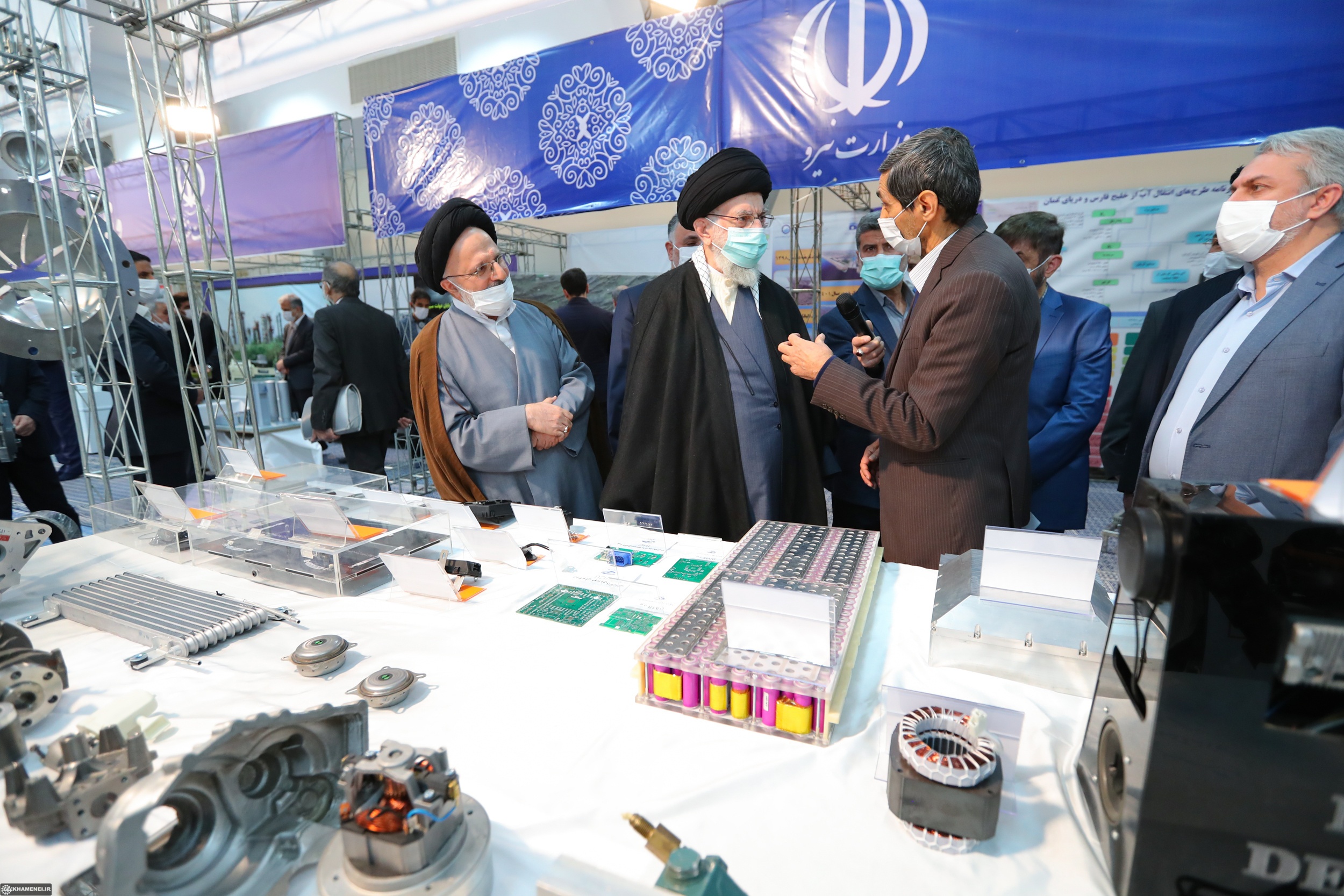 بازدید رهبر انقلاب از نمایشگاه توانمندیهای صنعتی+ عکس بازدید رهبر انقلاب از نمایشگاه توانمندیهای صنعتی+ عکس
