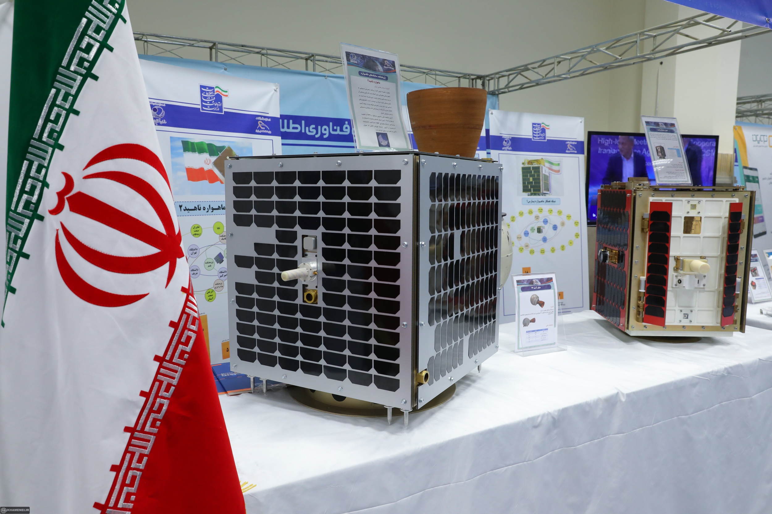 بازدید رهبر انقلاب از نمایشگاه توانمندیهای صنعتی+ عکس بازدید رهبر انقلاب از نمایشگاه توانمندیهای صنعتی+ عکس