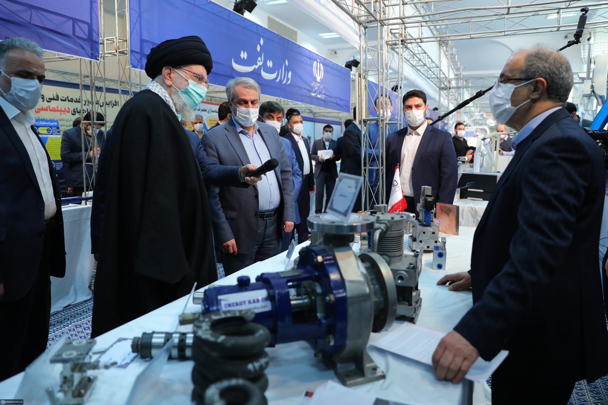 بازدید رهبر انقلاب از نمایشگاه توانمندیهای صنعتی+ عکس بازدید رهبر انقلاب از نمایشگاه توانمندیهای صنعتی+ عکس