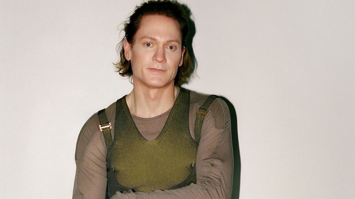 برایان جانسون ۴۵ ساله چطور با همکاری ۳۰ پزشک ۱۸ ساله شد؟ + فیلم و عکس برایان جانسون ۴۵ ساله چطور با همکاری ۳۰ پزشک ۱۸ ساله شد؟ + فیلم و عکس