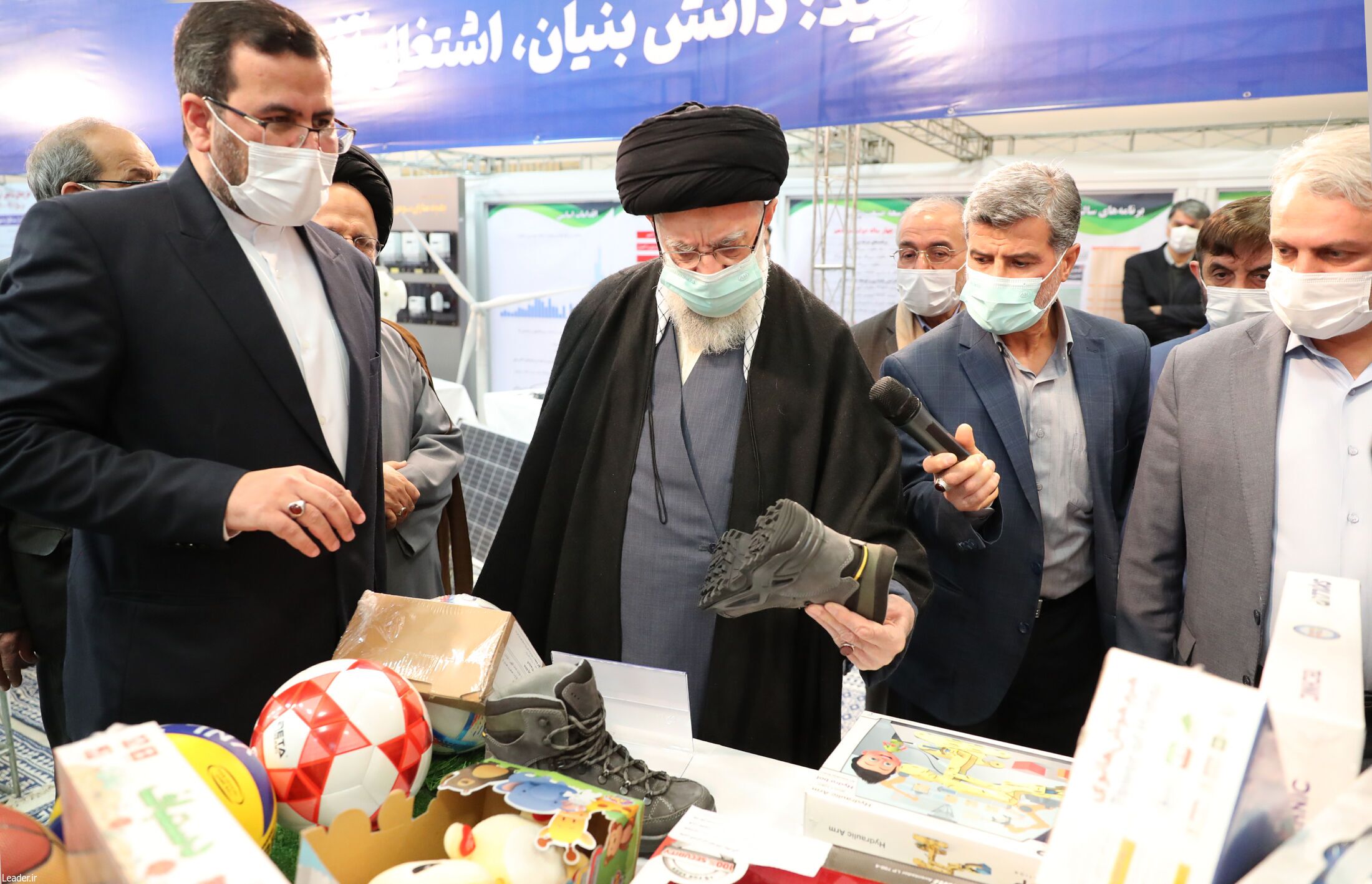 بازدید رهبر انقلاب از نمایشگاه توانمندیهای تولید داخل+ فیلم و عکس بازدید رهبر انقلاب از نمایشگاه توانمندیهای تولید داخل+ فیلم و عکس