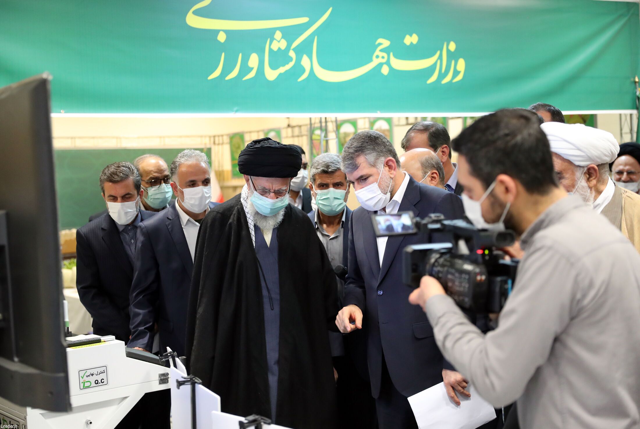 بازدید رهبر انقلاب از نمایشگاه توانمندیهای تولید داخل+ فیلم و عکس بازدید رهبر انقلاب از نمایشگاه توانمندیهای تولید داخل+ فیلم و عکس