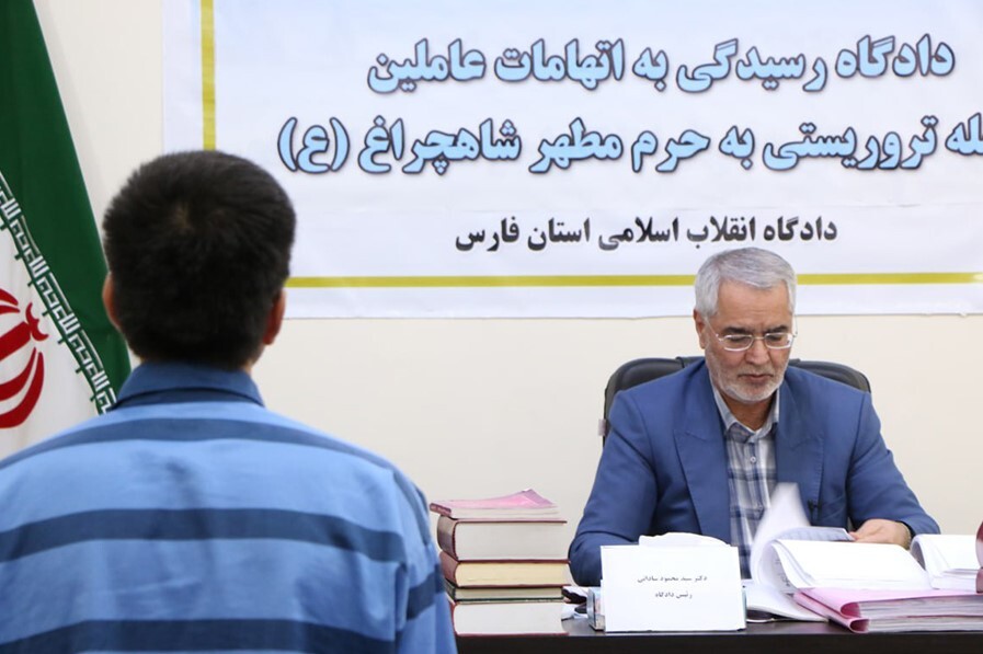 دادگاه عاملان حمله تروریستی شاهچراغ| متهم ردیف اول: اُمرا به من گفته بودند که با زنان و بچهها کاری ندارند دادگاه عاملان حمله تروریستی شاهچراغ| متهم ردیف اول: اُمرا به من گفته بودند که با زنان و بچهها کاری ندارند