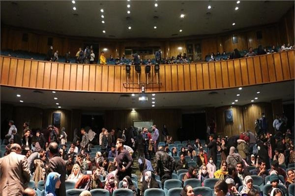 فروش سینمای ایران از مرز ۴۰۰ میلیارد تومان هم گذشت (۱۲ اسفندماه ۱۴۰۱)
