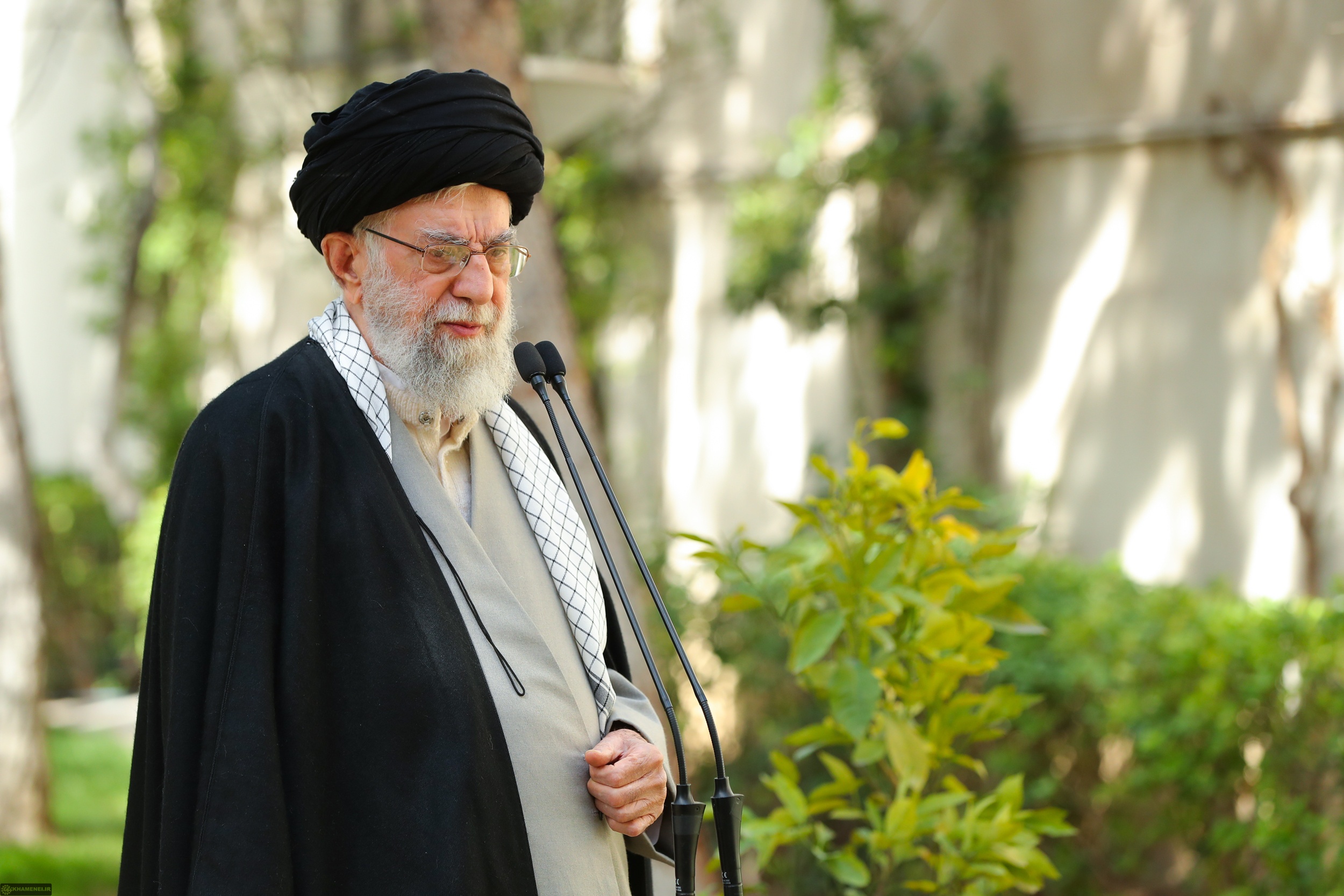 کاشت نهال توسط رهبر انقلاب در روز درختکاری+ عکس کاشت نهال توسط رهبر انقلاب در روز درختکاری+ عکس