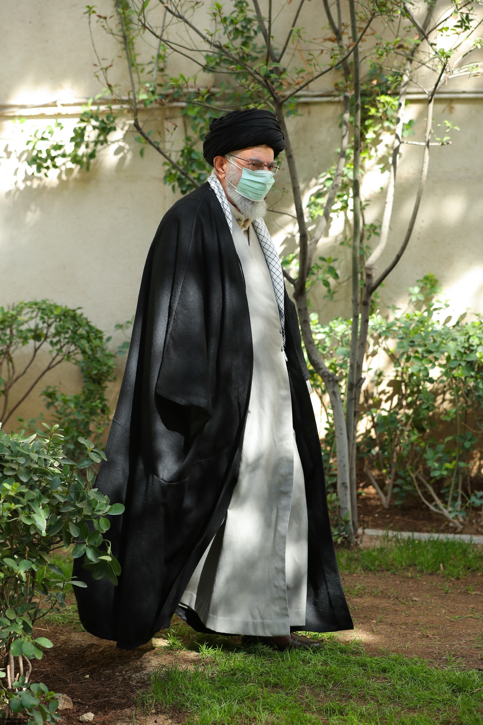 کاشت نهال توسط رهبر انقلاب در روز درختکاری+ عکس کاشت نهال توسط رهبر انقلاب در روز درختکاری+ عکس