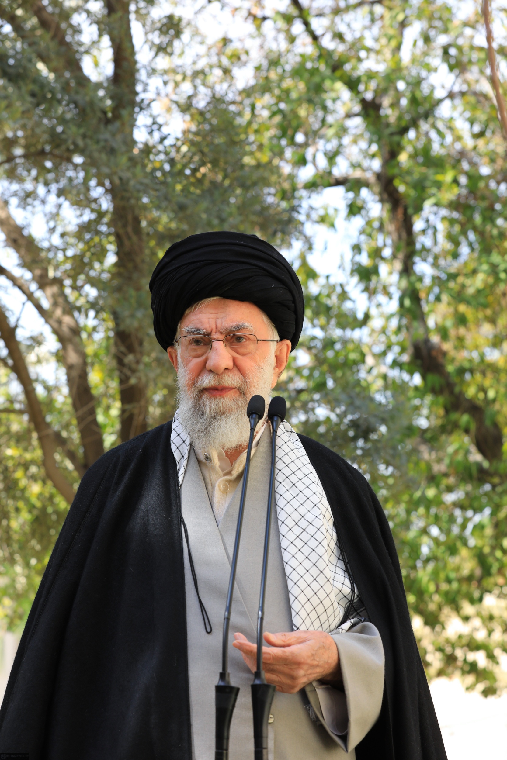 کاشت نهال توسط رهبر انقلاب در روز درختکاری+ عکس کاشت نهال توسط رهبر انقلاب در روز درختکاری+ عکس