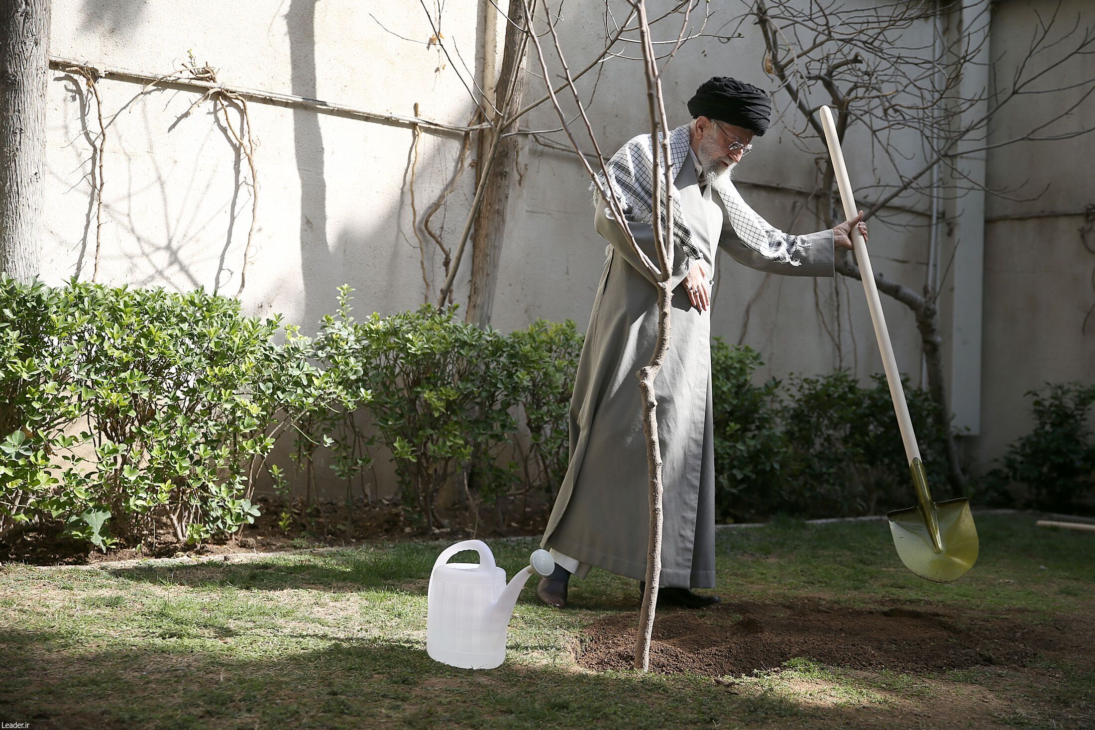رهبر انقلاب در حاشیه مراسم روز درختکاری: مسئولان از همه راههای اقتصادی ممکن برای حل مشکلات استفاده کنند+ عکس و فیلم رهبر انقلاب در حاشیه مراسم روز درختکاری: مسئولان از همه راههای اقتصادی ممکن برای حل مشکلات استفاده کنند+ عکس و فیلم