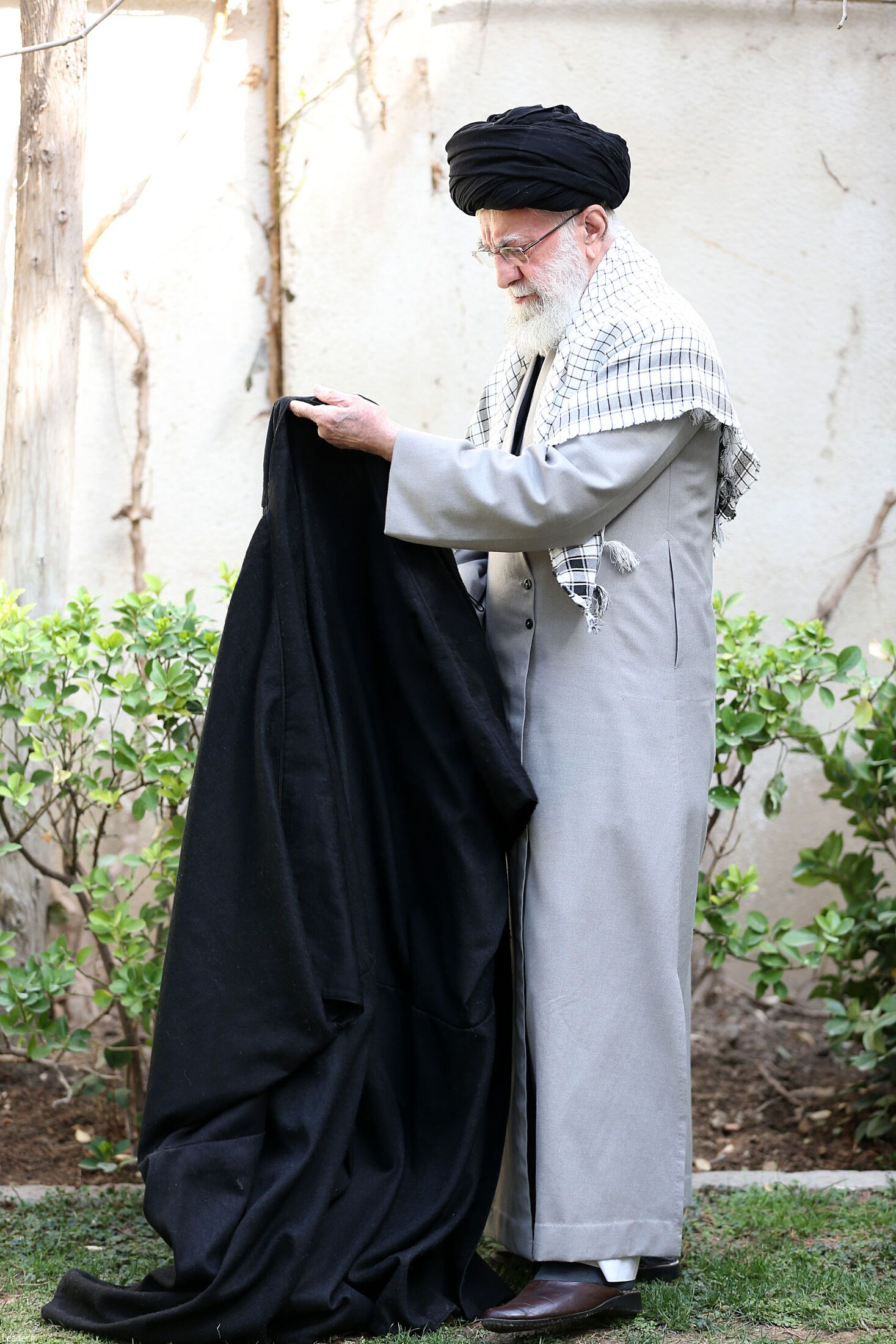 رهبر انقلاب در حاشیه مراسم روز درختکاری: مسئولان از همه راههای اقتصادی ممکن برای حل مشکلات استفاده کنند+ عکس و فیلم رهبر انقلاب در حاشیه مراسم روز درختکاری: مسئولان از همه راههای اقتصادی ممکن برای حل مشکلات استفاده کنند+ عکس و فیلم