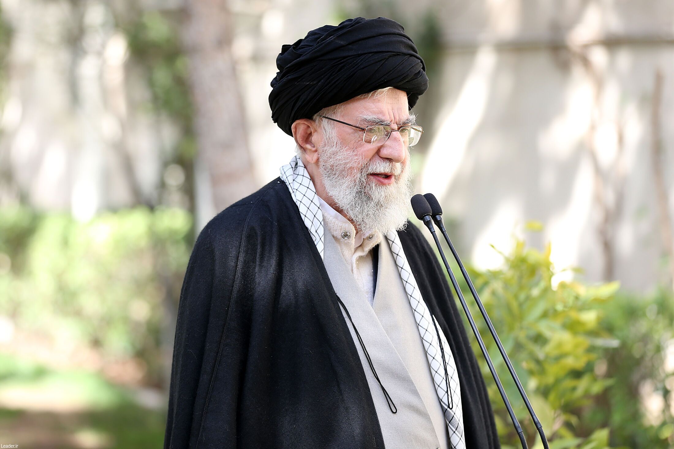 رهبر انقلاب در حاشیه مراسم روز درختکاری: مسئولان از همه راههای اقتصادی ممکن برای حل مشکلات استفاده کنند+ عکس و فیلم رهبر انقلاب در حاشیه مراسم روز درختکاری: مسئولان از همه راههای اقتصادی ممکن برای حل مشکلات استفاده کنند+ عکس و فیلم