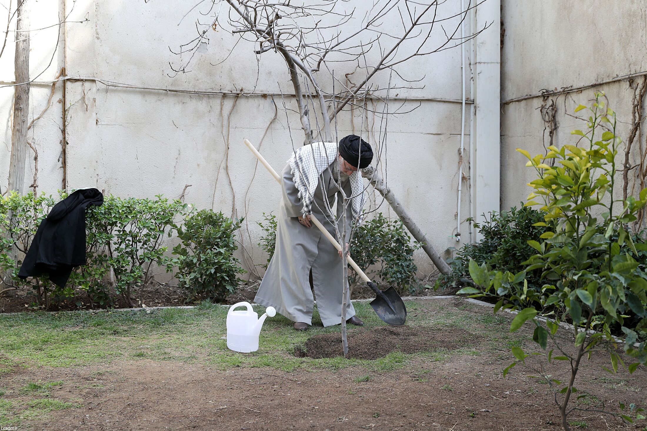 رهبر انقلاب در حاشیه مراسم روز درختکاری: مسئولان از همه راههای اقتصادی ممکن برای حل مشکلات استفاده کنند+ عکس و فیلم رهبر انقلاب در حاشیه مراسم روز درختکاری: مسئولان از همه راههای اقتصادی ممکن برای حل مشکلات استفاده کنند+ عکس و فیلم