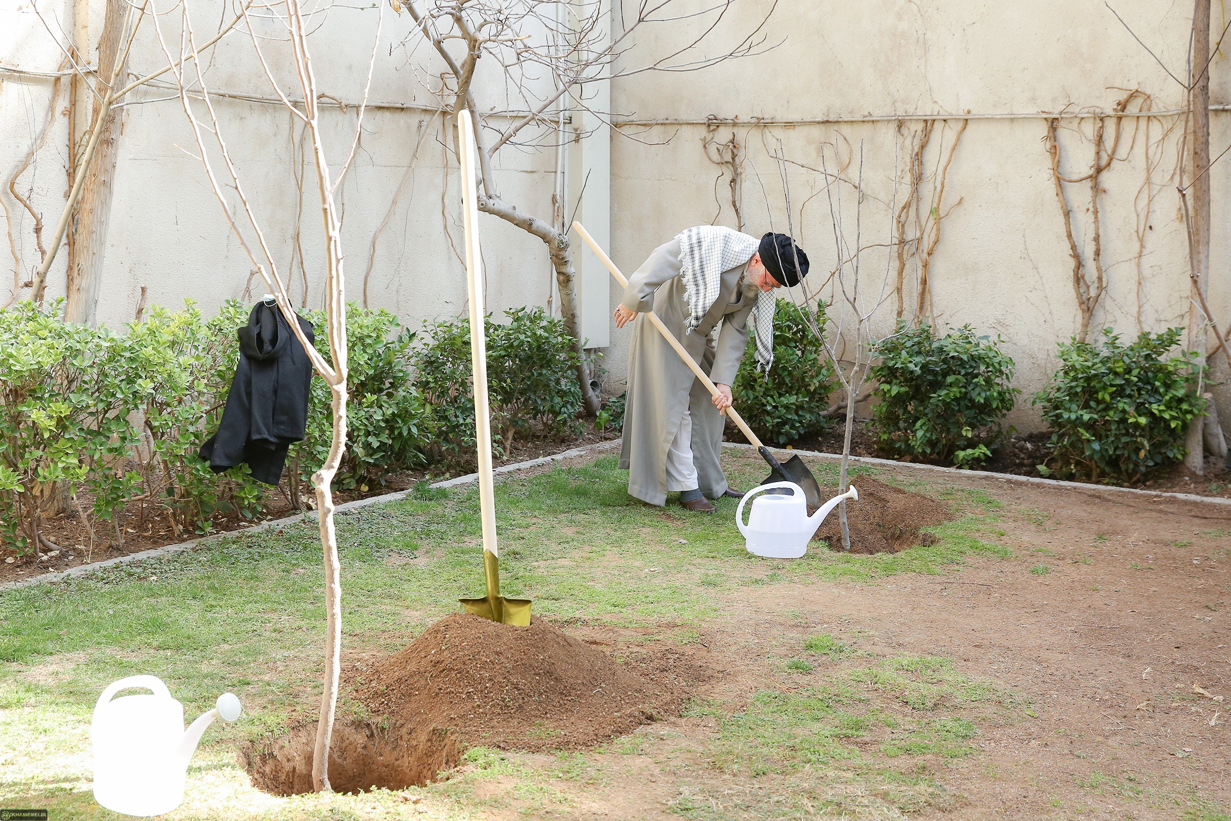 رهبر انقلاب در حاشیه مراسم روز درختکاری: مسئولان از همه راههای اقتصادی ممکن برای حل مشکلات استفاده کنند+ عکس و فیلم رهبر انقلاب در حاشیه مراسم روز درختکاری: مسئولان از همه راههای اقتصادی ممکن برای حل مشکلات استفاده کنند+ عکس و فیلم
