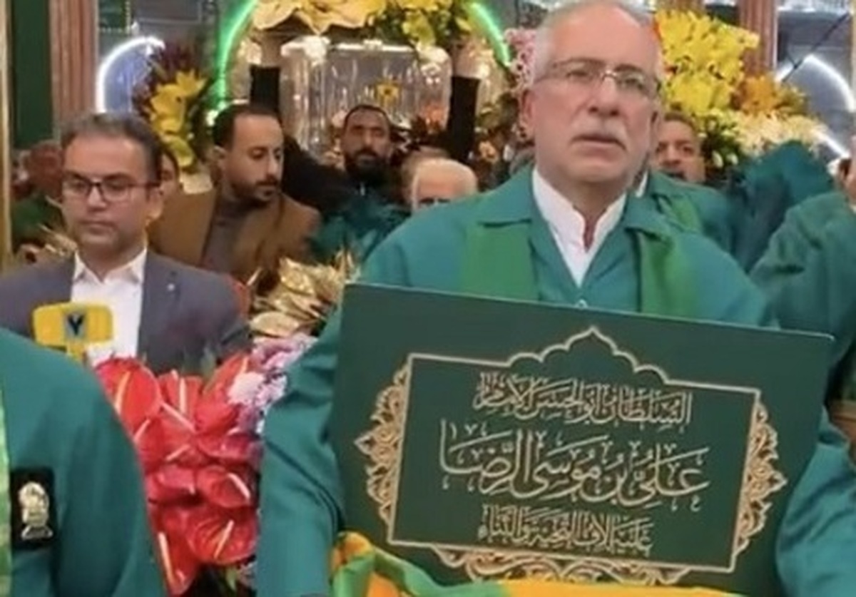 خادمان حرم رضوی، ضریح حرم امام حسین (ع) را گل‌آرایی کردند