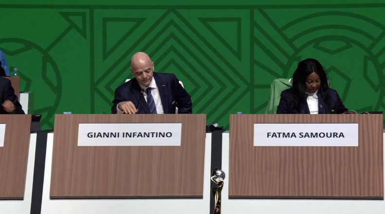 اینفانتینو تا ۲۰۲۷ در فیفا ماند + عکس اینفانتینو تا ۲۰۲۷ در فیفا ماند + عکس