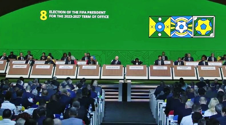 اینفانتینو تا ۲۰۲۷ در فیفا ماند + عکس اینفانتینو تا ۲۰۲۷ در فیفا ماند + عکس