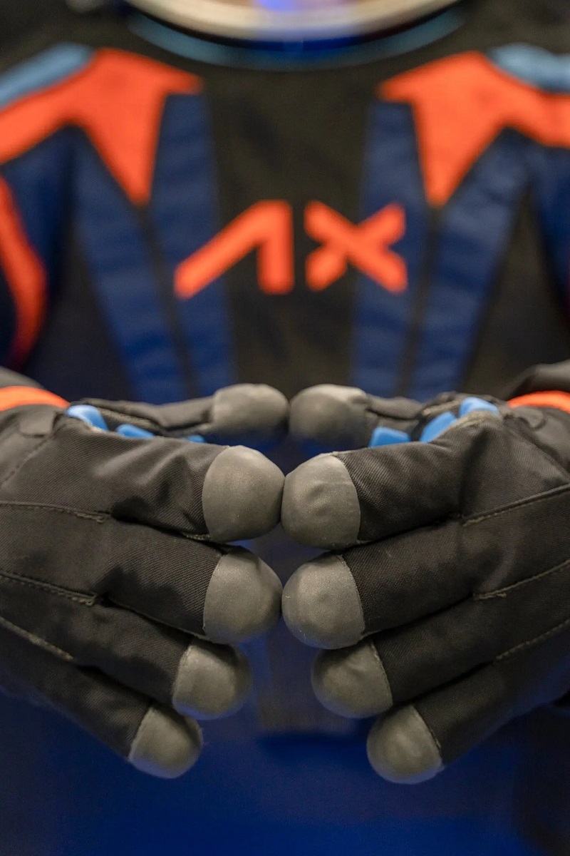 ناسا از لباس فضانوردان مأموریت سفر به ماه رونمایی کرد + ویژگیها ناسا از لباس فضانوردان مأموریت سفر به ماه رونمایی کرد + ویژگیها