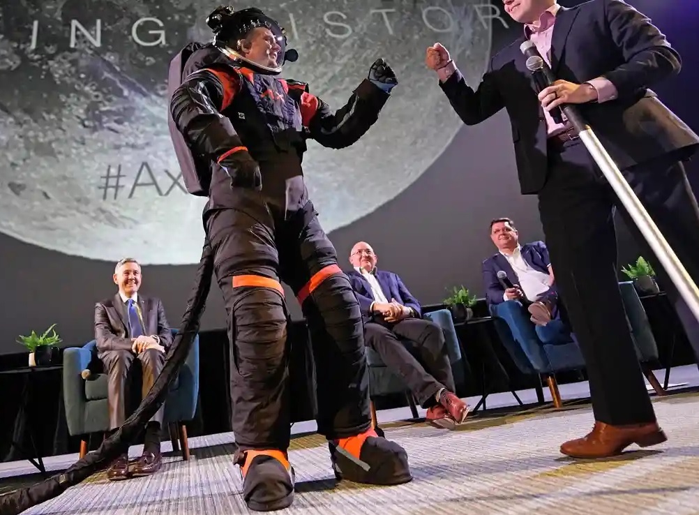 ناسا از لباس فضانوردان مأموریت سفر به ماه رونمایی کرد + ویژگیها ناسا از لباس فضانوردان مأموریت سفر به ماه رونمایی کرد + ویژگیها