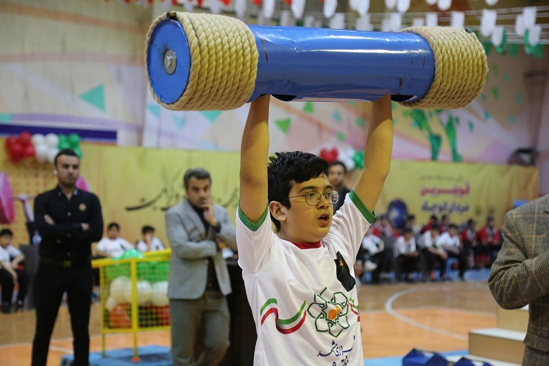 مردانی کوچک در نخستین دوره مسابقات «قوی‌ترین مردان کوچک جهان‌شهر» مشهد
