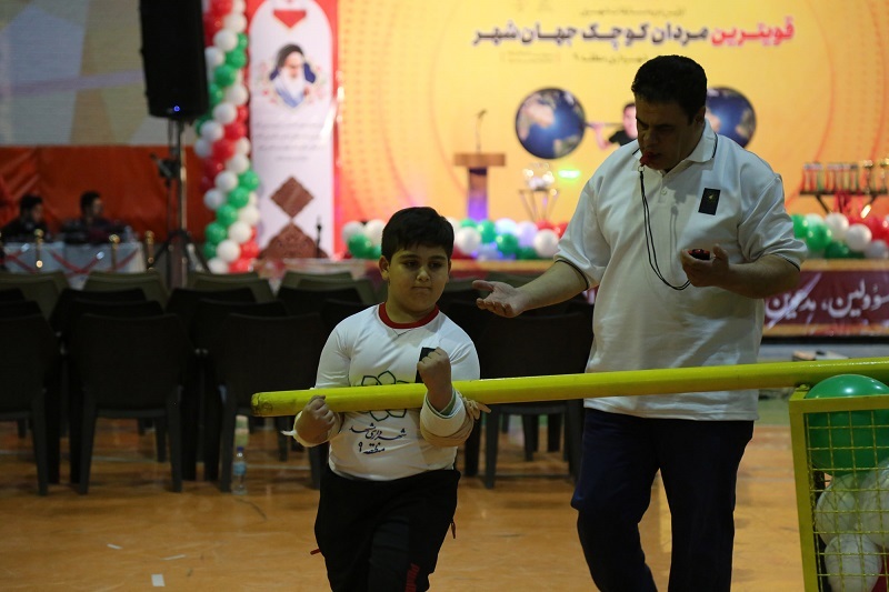 مردانی کوچک در نخستین دوره مسابقات «قوی‌ترین مردان کوچک جهان‌شهر» مشهد