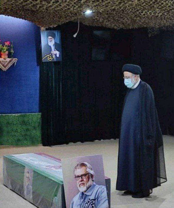 حضور رئیسجمهور در کنار پیکر مرحوم طالبزاده حضور رئیسجمهور در کنار پیکر مرحوم طالبزاده