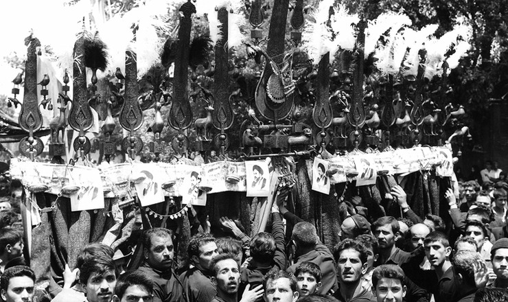 علم به ارث رسیده از شهید طیب حاج رضایی این روز‌ها مهمان هیات‌های مذهبی مشهد است. علمی که از سال ۱۳۴۲ در هیات  «چهل اختران قم» نگهداری می‌شود.