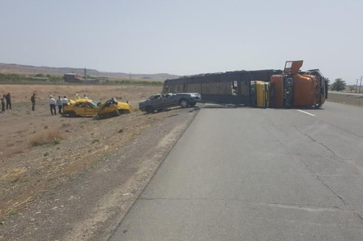 واژگونی تریلی حامل خودرو در محور نیشابور مشهد، دو مصدوم برجای گذاشت.