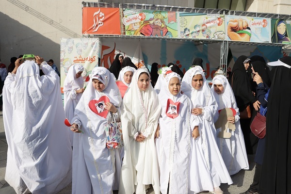 گپ و گفت با شماری از کودکان و نوجوانان پویش بزرگ «سلام فرمانده» در مشهد گپ و گفت با شماری از کودکان و نوجوانان پویش بزرگ «سلام فرمانده» در مشهد