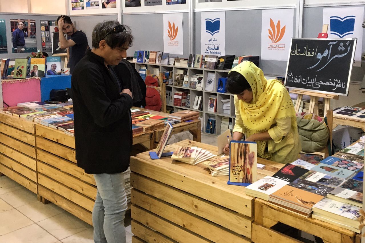رونمایی از کتاب شاعر ایرانی در انتشارات افغانستانی رونمایی از کتاب شاعر ایرانی در انتشارات افغانستانی