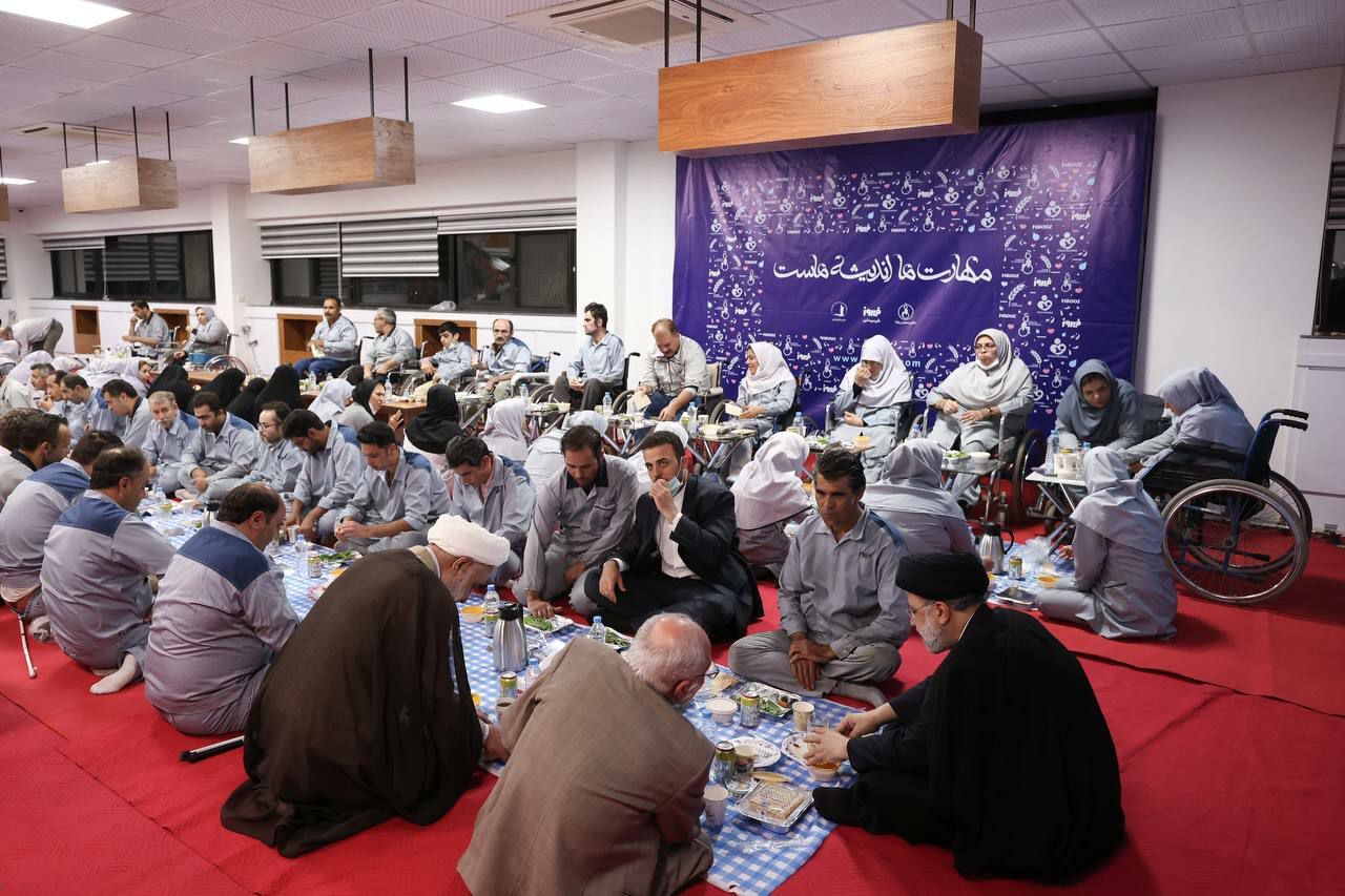 افطار متفاوت «رئیسی» با کارگران کارخانه فیروز + فیلم و عکس افطار متفاوت «رئیسی» با کارگران کارخانه فیروز + فیلم و عکس