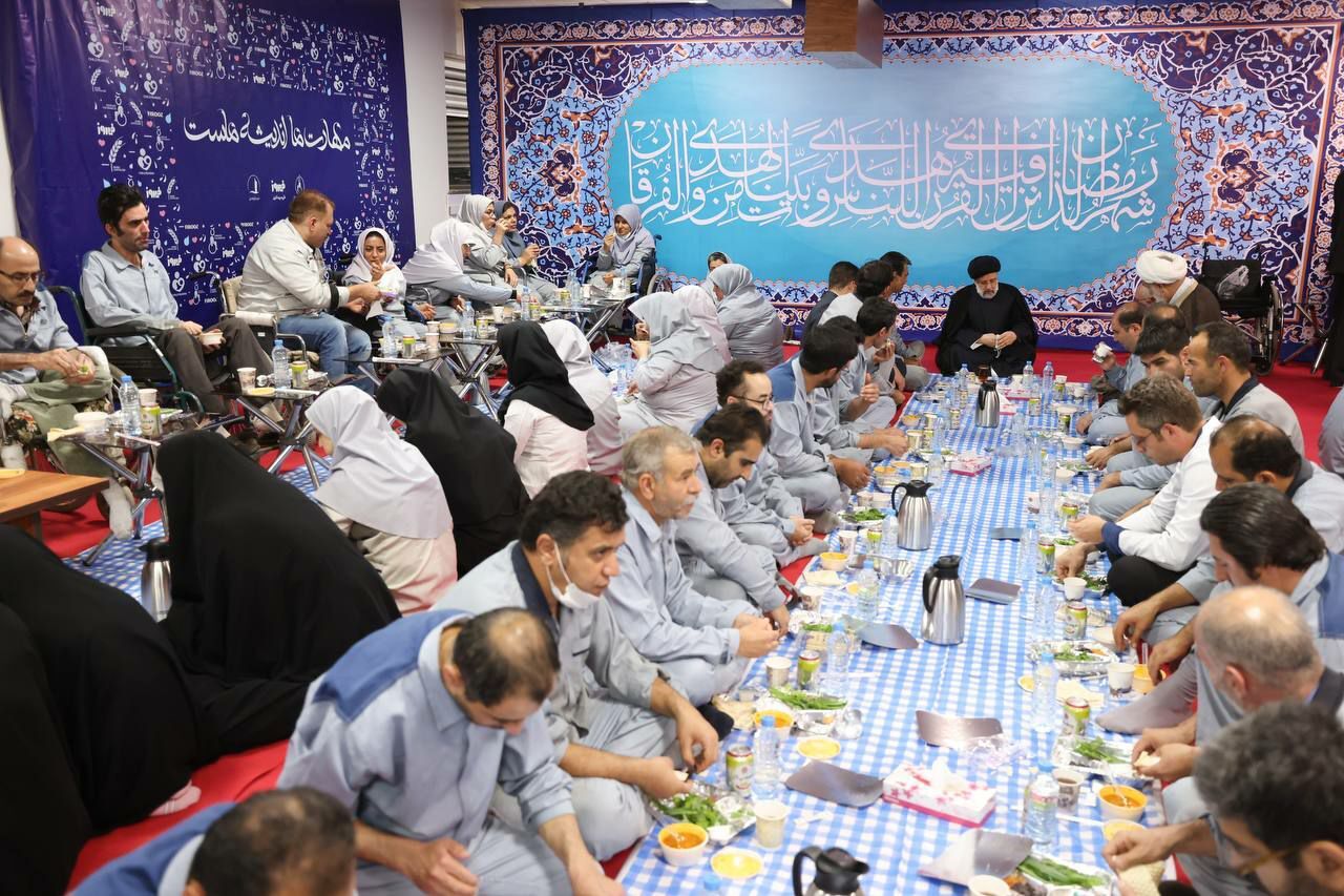 افطار متفاوت «رئیسی» با کارگران کارخانه فیروز + فیلم و عکس افطار متفاوت «رئیسی» با کارگران کارخانه فیروز + فیلم و عکس