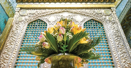 روایت گلهای زائری که در حرم عطر میگیرند روایت گلهای زائری که در حرم عطر میگیرند