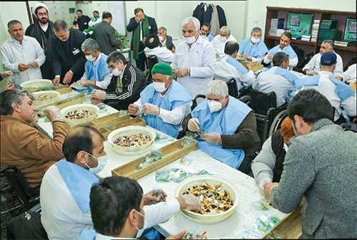 روایت گلهای زائری که در حرم عطر میگیرند روایت گلهای زائری که در حرم عطر میگیرند