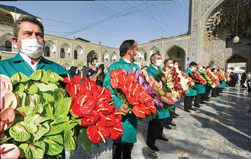 روایت گلهای زائری که در حرم عطر میگیرند روایت گلهای زائری که در حرم عطر میگیرند