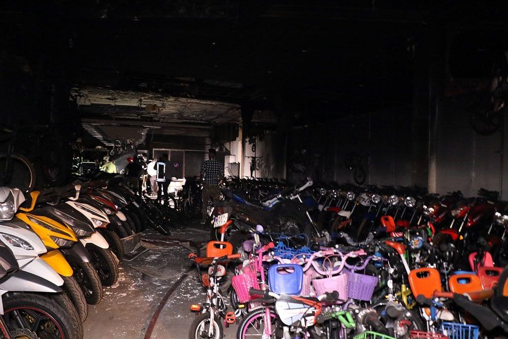 سه فروشگاه موتور و دوچرخه در خیابان وحدت مشهد دچار حریق شد سه فروشگاه موتور و دوچرخه در خیابان وحدت مشهد دچار حریق شد