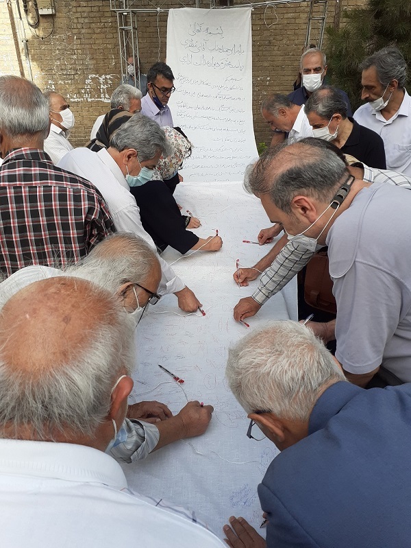 تحویل طومار اعتراضی بازنشستگان تامین اجتماعی به دیوان عدالت اداری تحویل طومار اعتراضی بازنشستگان تامین اجتماعی به دیوان عدالت اداری