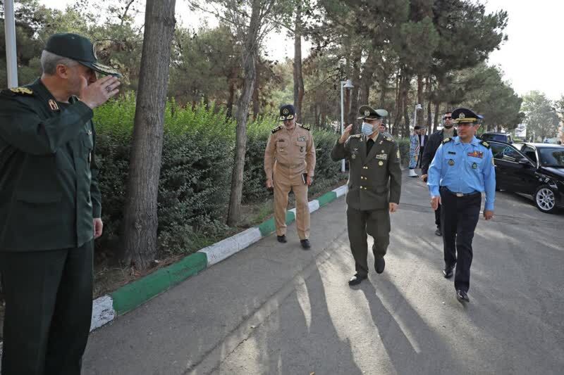 بازدید وزیر دفاع از مراحل ساخت جت یاسین+ عکس بازدید وزیر دفاع از مراحل ساخت جت یاسین+ عکس