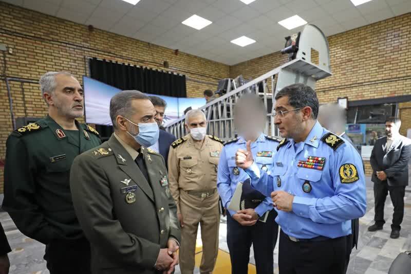 بازدید وزیر دفاع از مراحل ساخت جت یاسین+ عکس بازدید وزیر دفاع از مراحل ساخت جت یاسین+ عکس