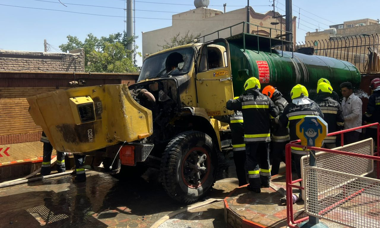 تاکر بنزین حین تخلیه سوخت آتش گرفت + فیلم و عکس تاکر بنزین حین تخلیه سوخت آتش گرفت + فیلم و عکس