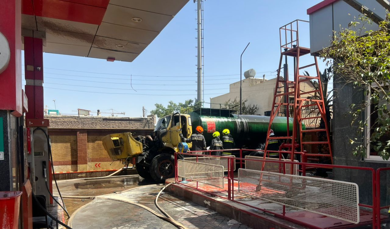 تاکر بنزین حین تخلیه سوخت آتش گرفت + فیلم و عکس تاکر بنزین حین تخلیه سوخت آتش گرفت + فیلم و عکس