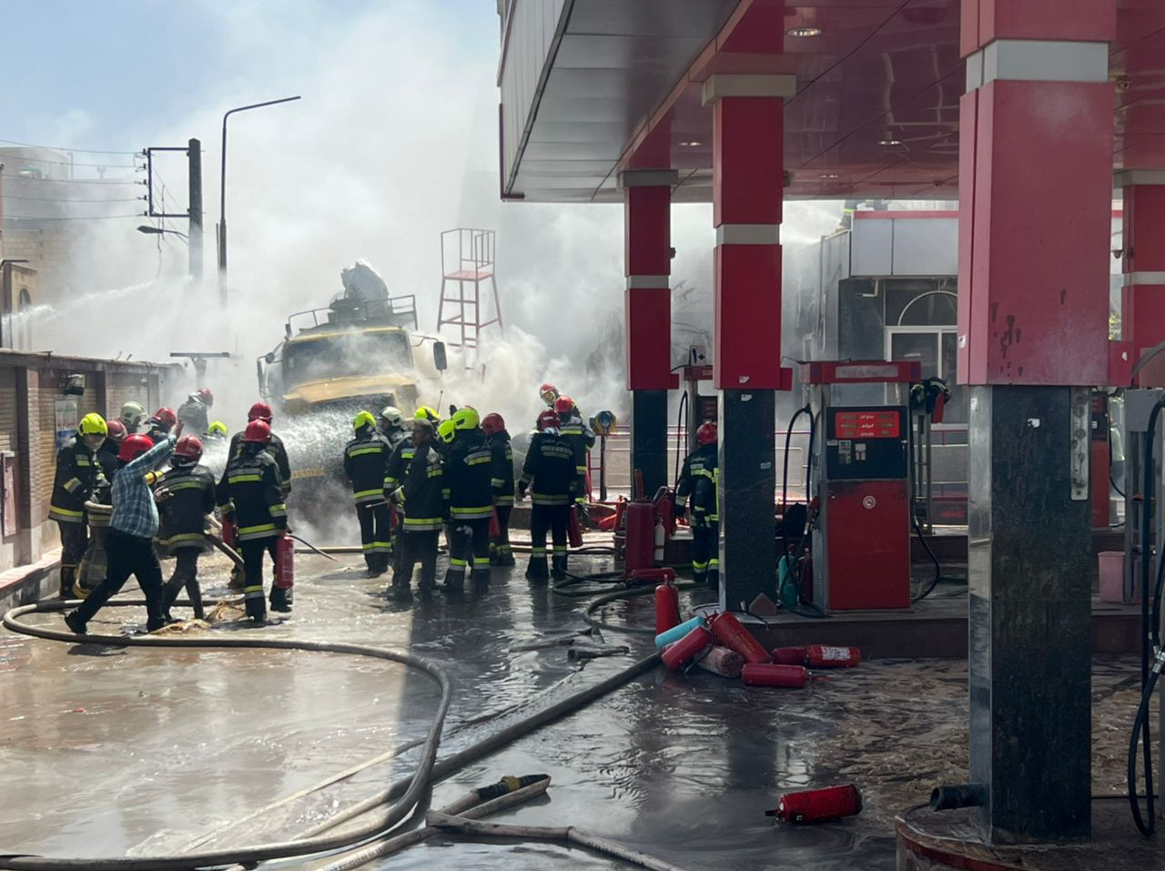 تاکر بنزین حین تخلیه سوخت آتش گرفت + فیلم و عکس تاکر بنزین حین تخلیه سوخت آتش گرفت + فیلم و عکس