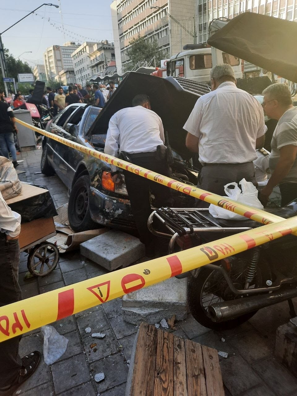 ورود هولناک خودروی تشریفات به پیاده روی خیابان ولیعصر +تصاویر